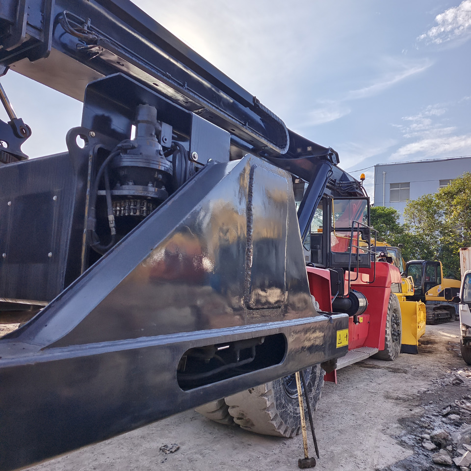 KALMAR DRT450 - Reach stacker: picture 5 KALMAR DRT450 - Reach stacker: picture 5