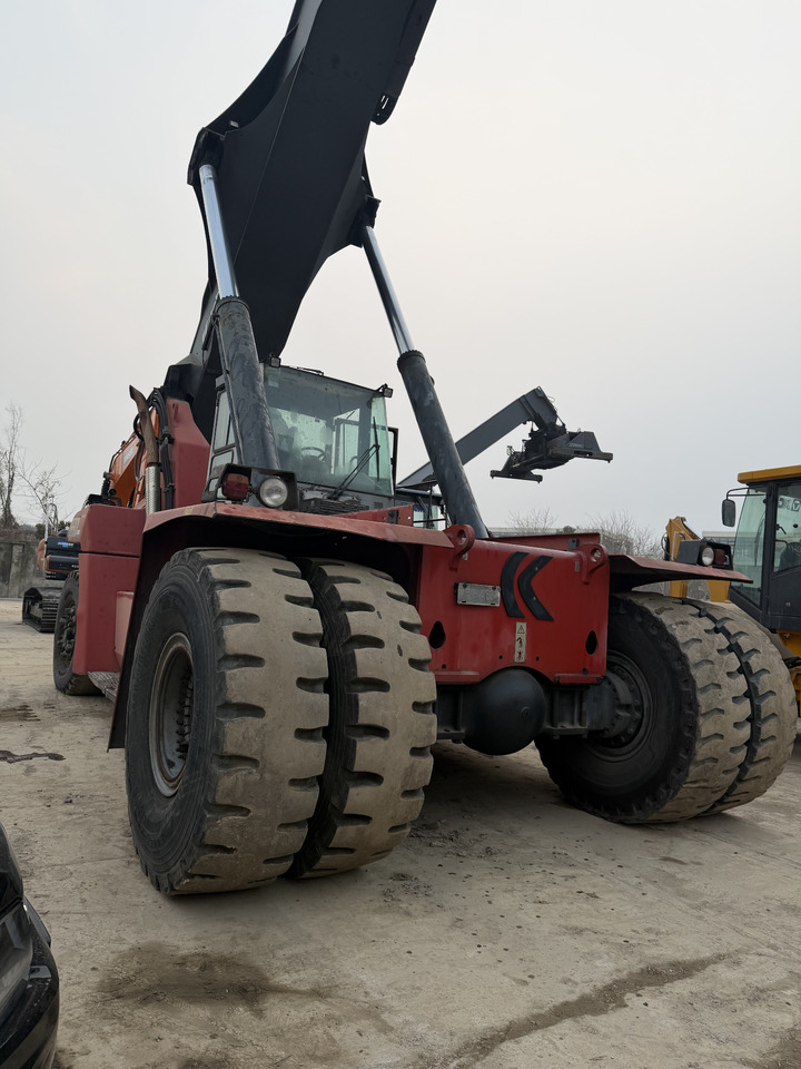 KALMAR DRT450 - Reach stacker: picture 5 KALMAR DRT450 - Reach stacker: picture 5