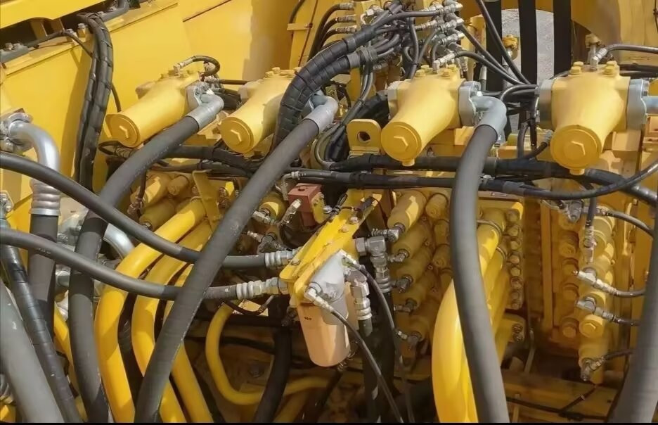 KOMATSU PC2000 - Mining machinery: picture 3 KOMATSU PC2000 - Mining machinery: picture 3