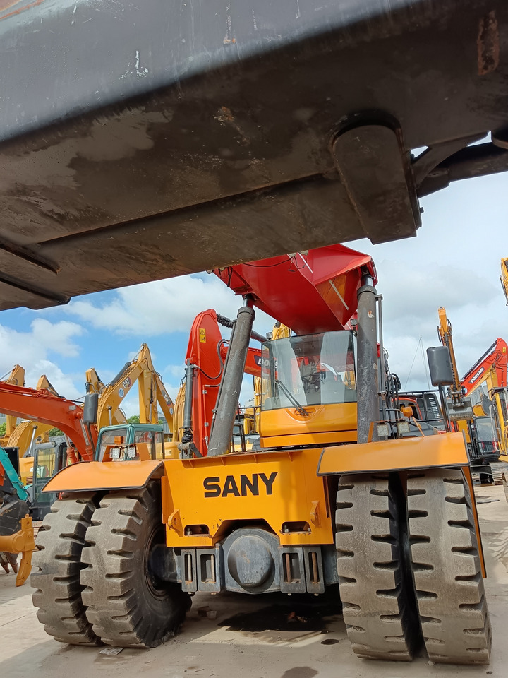 SANY SRSC 45C30 - Reach stacker: picture 4 SANY SRSC 45C30 - Reach stacker: picture 4