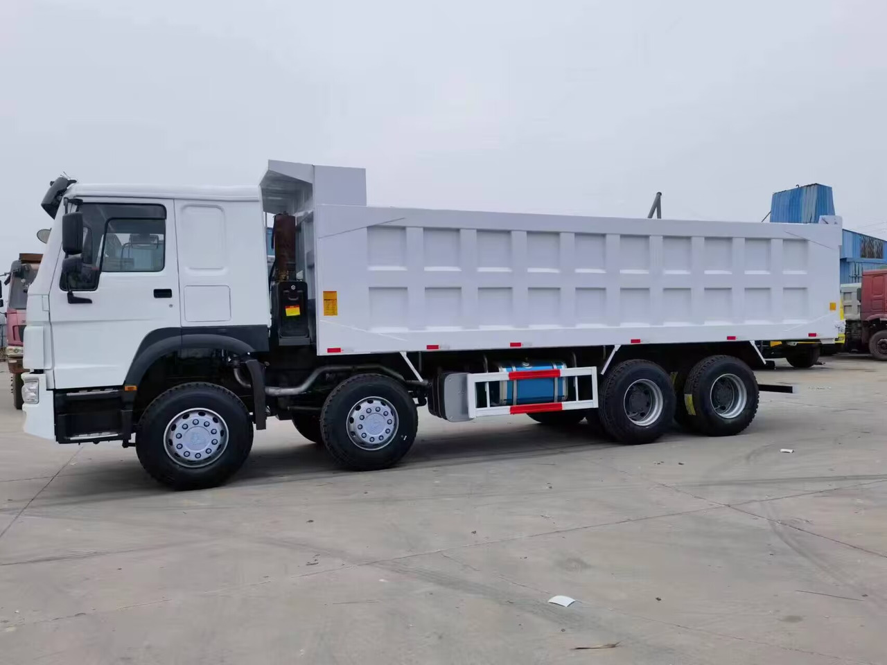 SINOTRUK HOWO 8*4 DUMP TRUCK - Tipper: picture 5 SINOTRUK HOWO 8*4 DUMP TRUCK - Tipper: picture 5