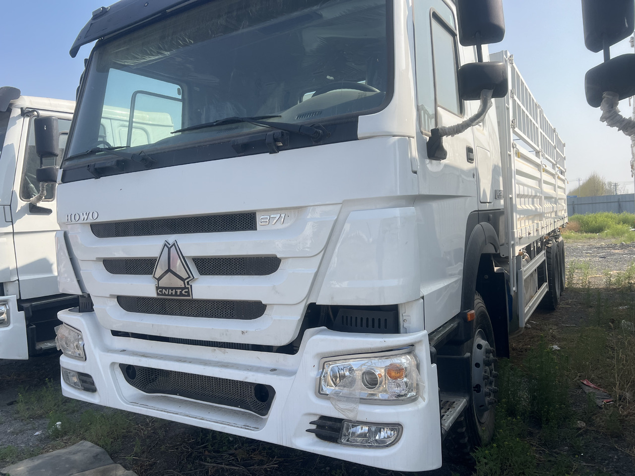 SINOTRUK HOWO Tipper Dump Truck with Fence 6*4 8*4 - Livestock truck: picture 1 SINOTRUK HOWO Tipper Dump Truck with Fence 6*4 8*4 - Livestock truck: picture 1
