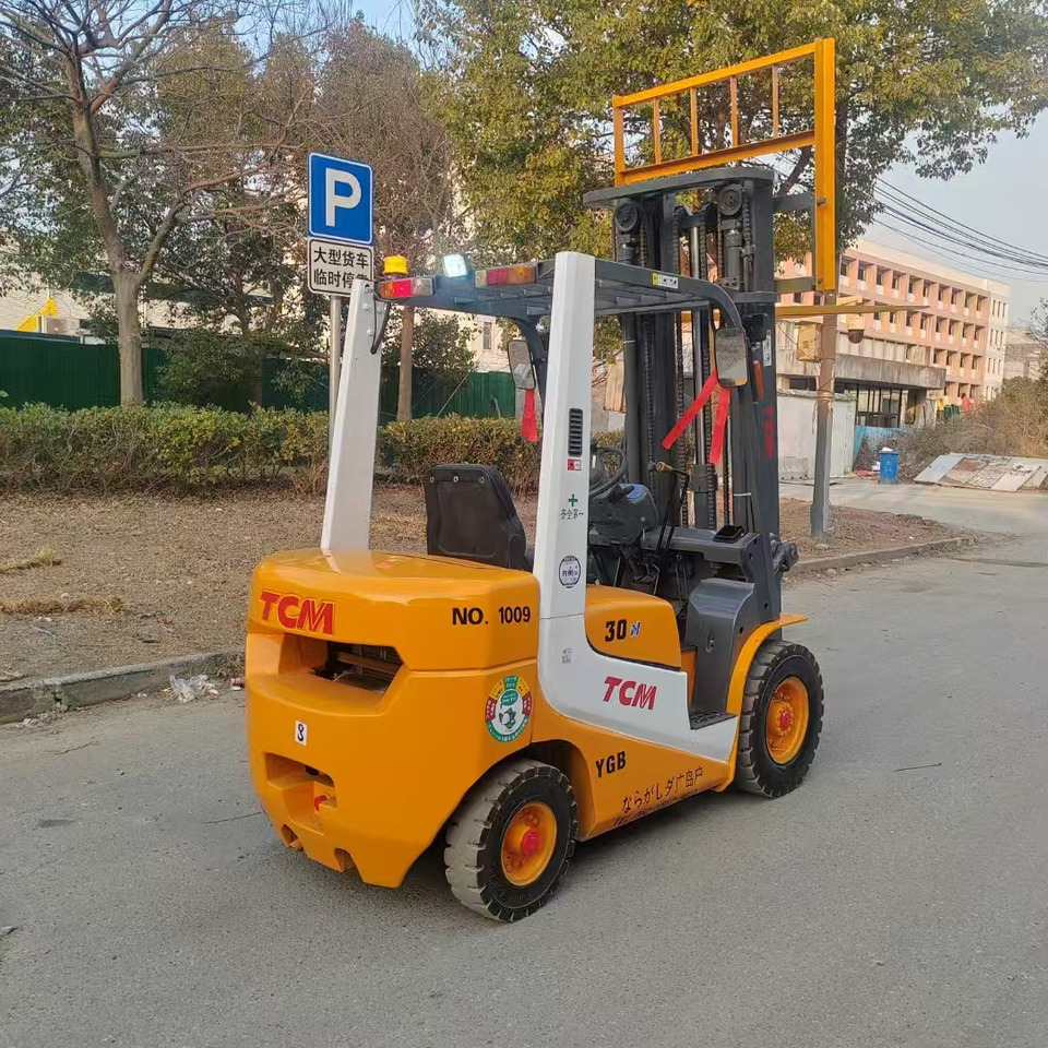 TCM FD 30 THREE FRAME STAGES - Diesel forklift: picture 2 TCM FD 30 THREE FRAME STAGES - Diesel forklift: picture 2
