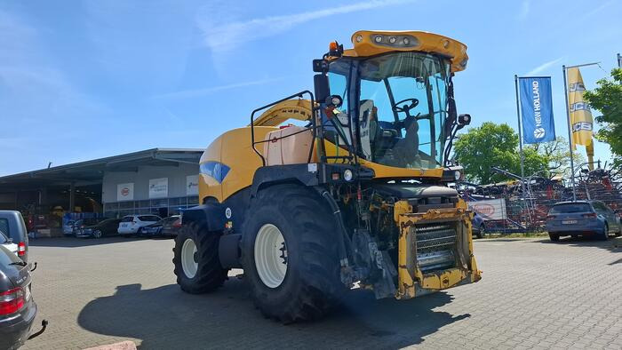 New Holland FR 9060 - Forage harvester: picture 2 New Holland FR 9060 - Forage harvester: picture 2