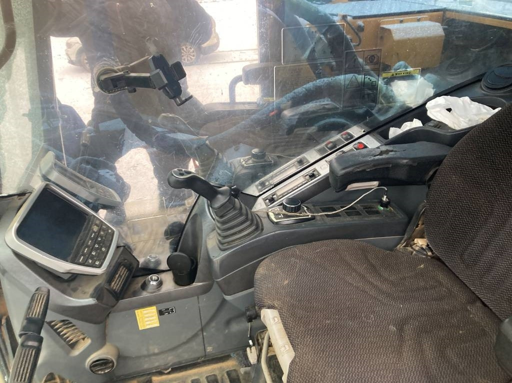 Crawler excavator Hyundai HX 300 L: picture 6