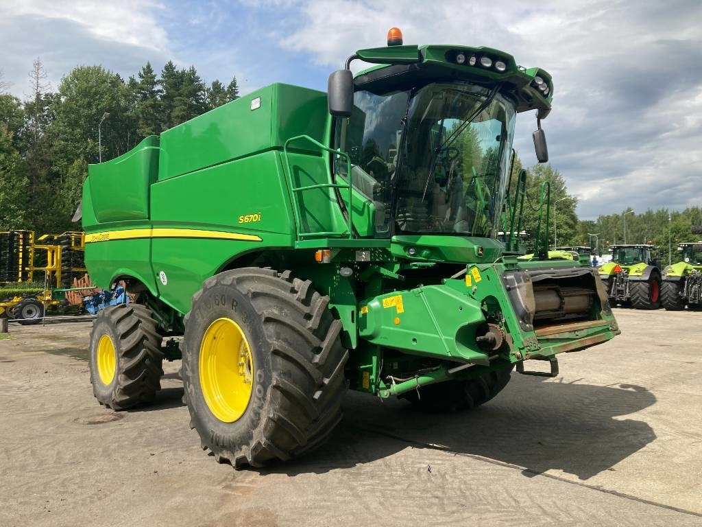 John Deere S 670 i - Combine harvester: picture 1 John Deere S 670 i - Combine harvester: picture 1