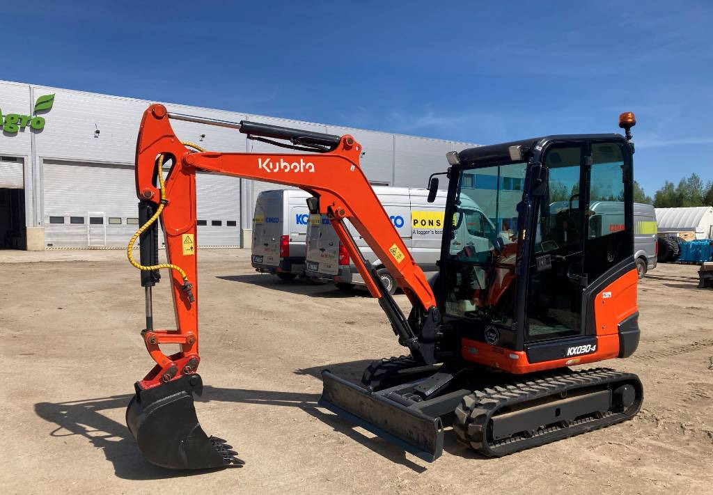 Mini excavator Kubota KX 030-4: picture 1