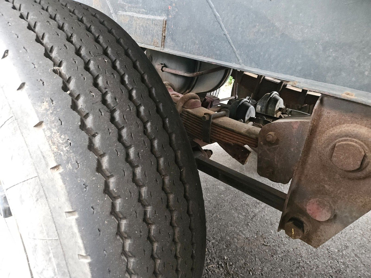 Kässbohrer Silo Güllefaß 33m³ Blattfederung - Silo semi-trailer: picture 4 Kässbohrer Silo Güllefaß 33m³ Blattfederung - Silo semi-trailer: picture 4