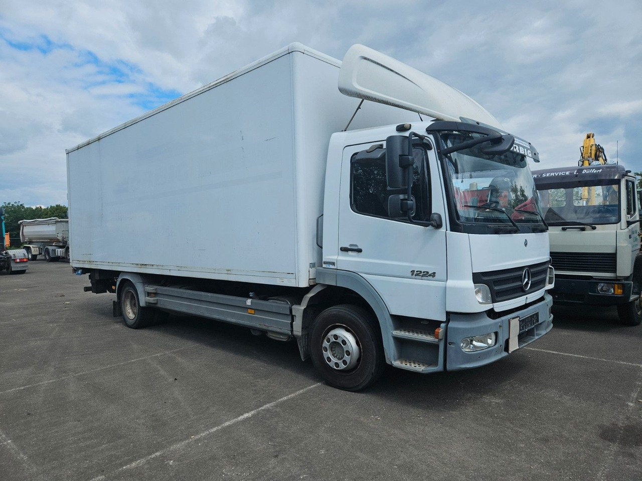 Mercedes-Benz Atego 1224 mit Ladebordwand - Box truck: picture 1 Mercedes-Benz Atego 1224 mit Ladebordwand - Box truck: picture 1
