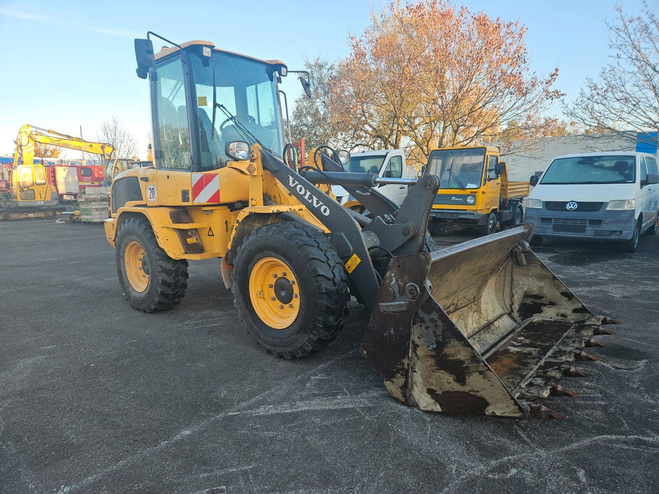 Volvo L30G mit Klappschaufel - Wheel loader: picture 1 Volvo L30G mit Klappschaufel - Wheel loader: picture 1