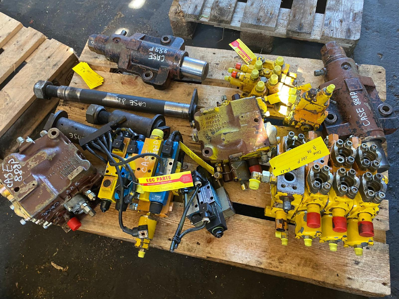 Case 888 P - Hydraulic valve for Construction machinery: picture 1 Case 888 P - Hydraulic valve for Construction machinery: picture 1