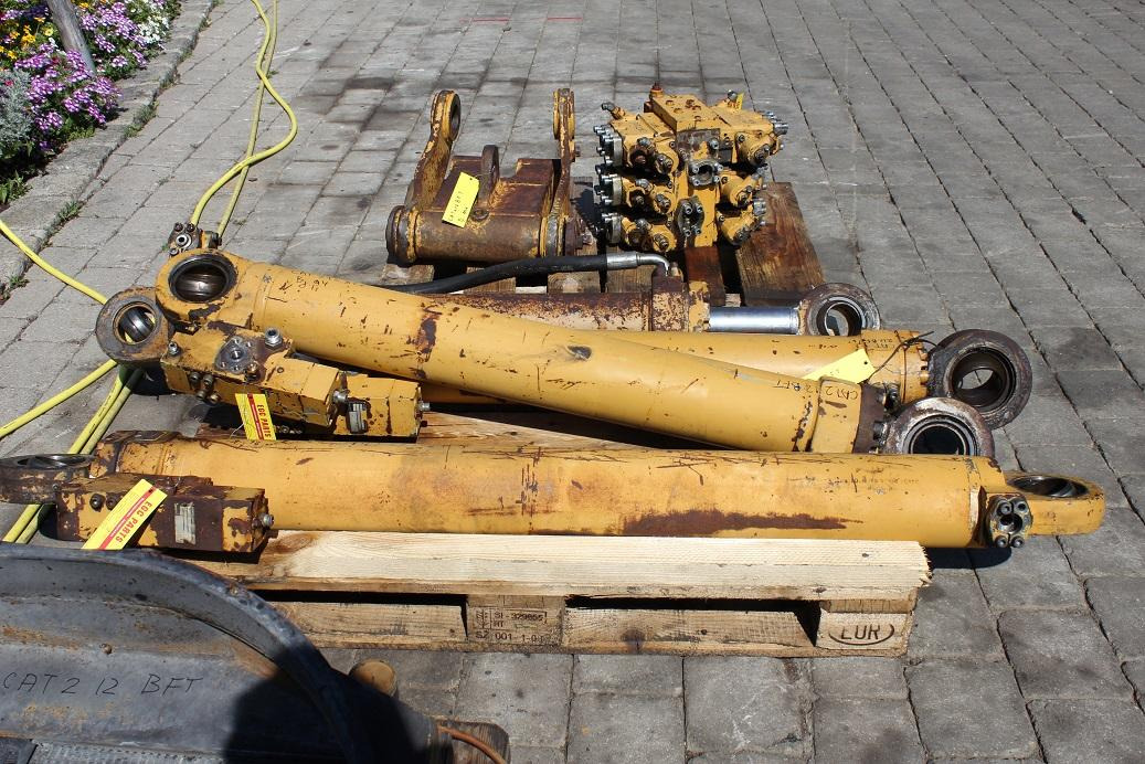 Caterpillar 212 BFT - Hydraulic cylinder for Construction machinery: picture 2 Caterpillar 212 BFT - Hydraulic cylinder for Construction machinery: picture 2