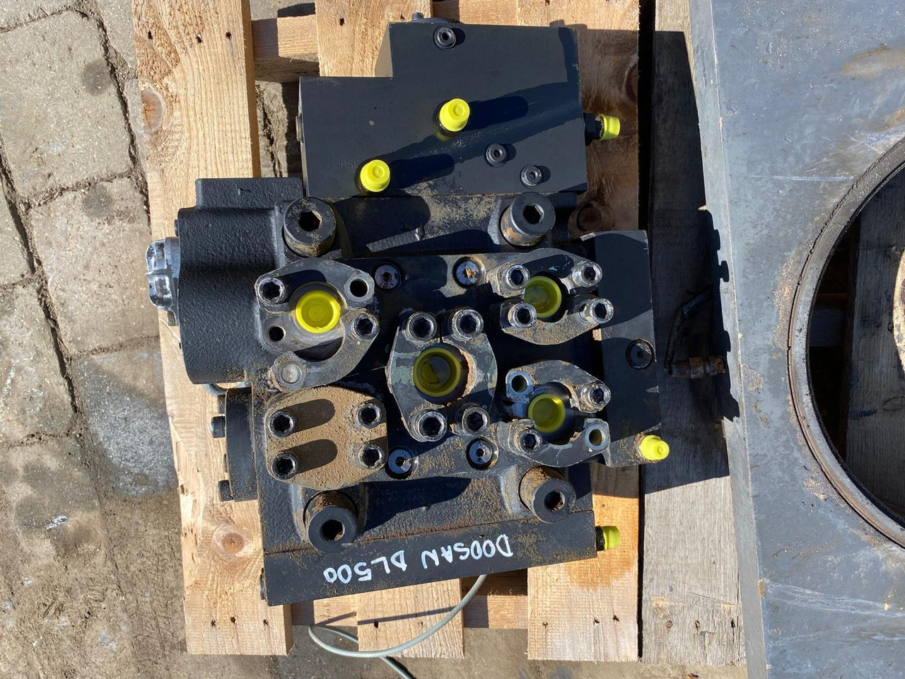 Doosan DL 500 - Hydraulic valve for Construction machinery: picture 2 Doosan DL 500 - Hydraulic valve for Construction machinery: picture 2