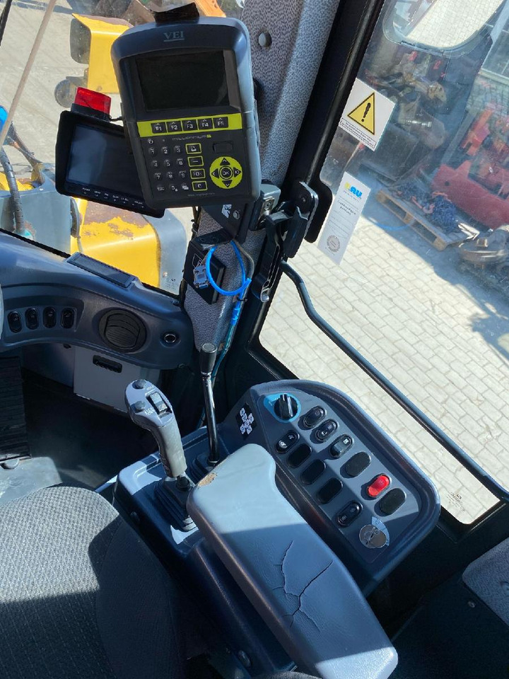 Wheel loader Komatsu WA 380: picture 16