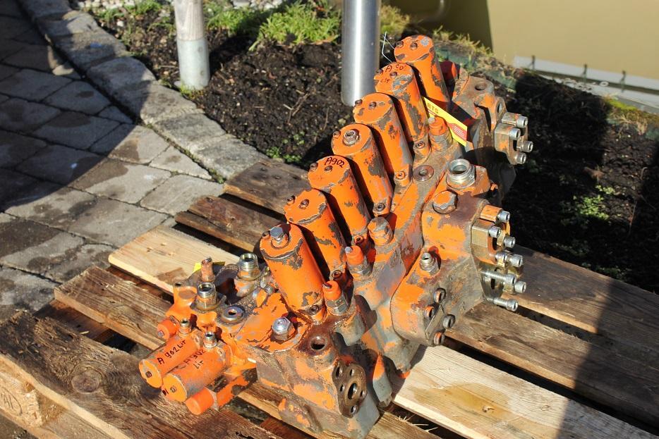 Liebherr A 902 LIT - Hydraulic valve for Construction machinery: picture 2 Liebherr A 902 LIT - Hydraulic valve for Construction machinery: picture 2