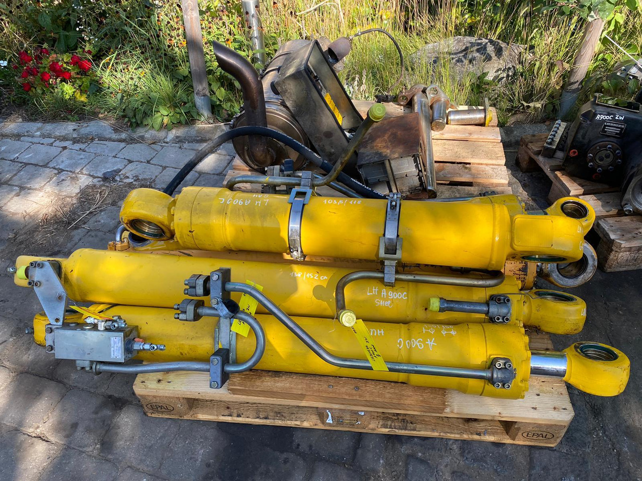 Liebherr A900C - Hydraulic cylinder for Construction machinery: picture 1 Liebherr A900C - Hydraulic cylinder for Construction machinery: picture 1
