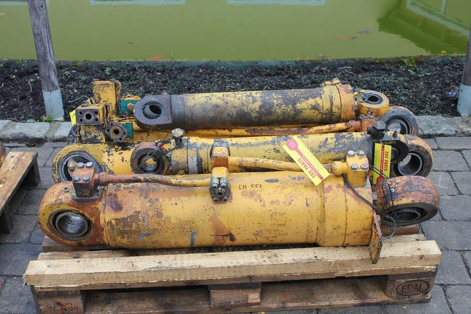 Liebherr L551 - Hydraulic cylinder for Construction machinery: picture 1 Liebherr L551 - Hydraulic cylinder for Construction machinery: picture 1