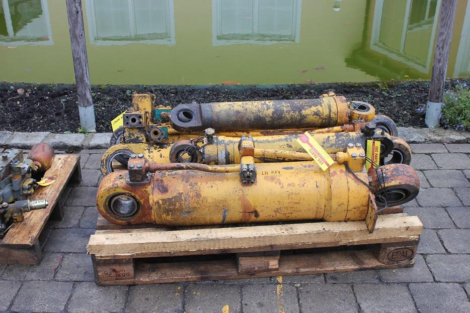 Liebherr L551 - Hydraulic cylinder for Construction machinery: picture 3 Liebherr L551 - Hydraulic cylinder for Construction machinery: picture 3