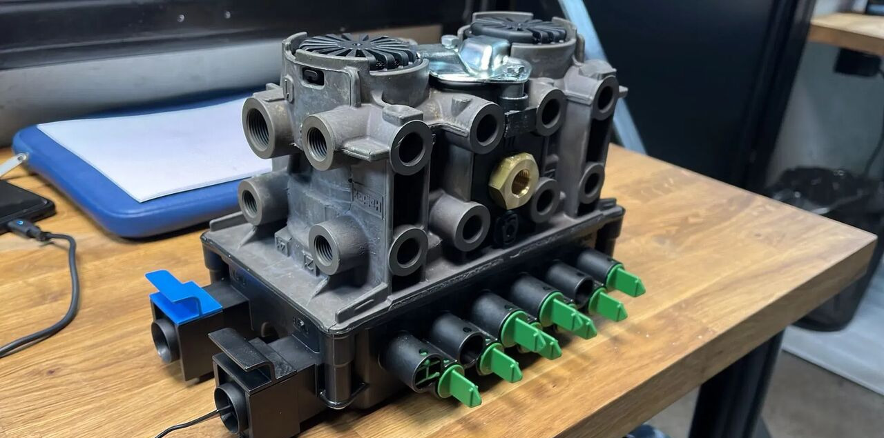 Nowy Zawór Haldex Modulator EBS EB+ GEN3 4S/2M 5AUX 823008001 St 823008001 - Brake valve for Truck: picture 1 Nowy Zawór Haldex Modulator EBS EB+ GEN3 4S/2M 5AUX 823008001 St 823008001 - Brake valve for Truck: picture 1