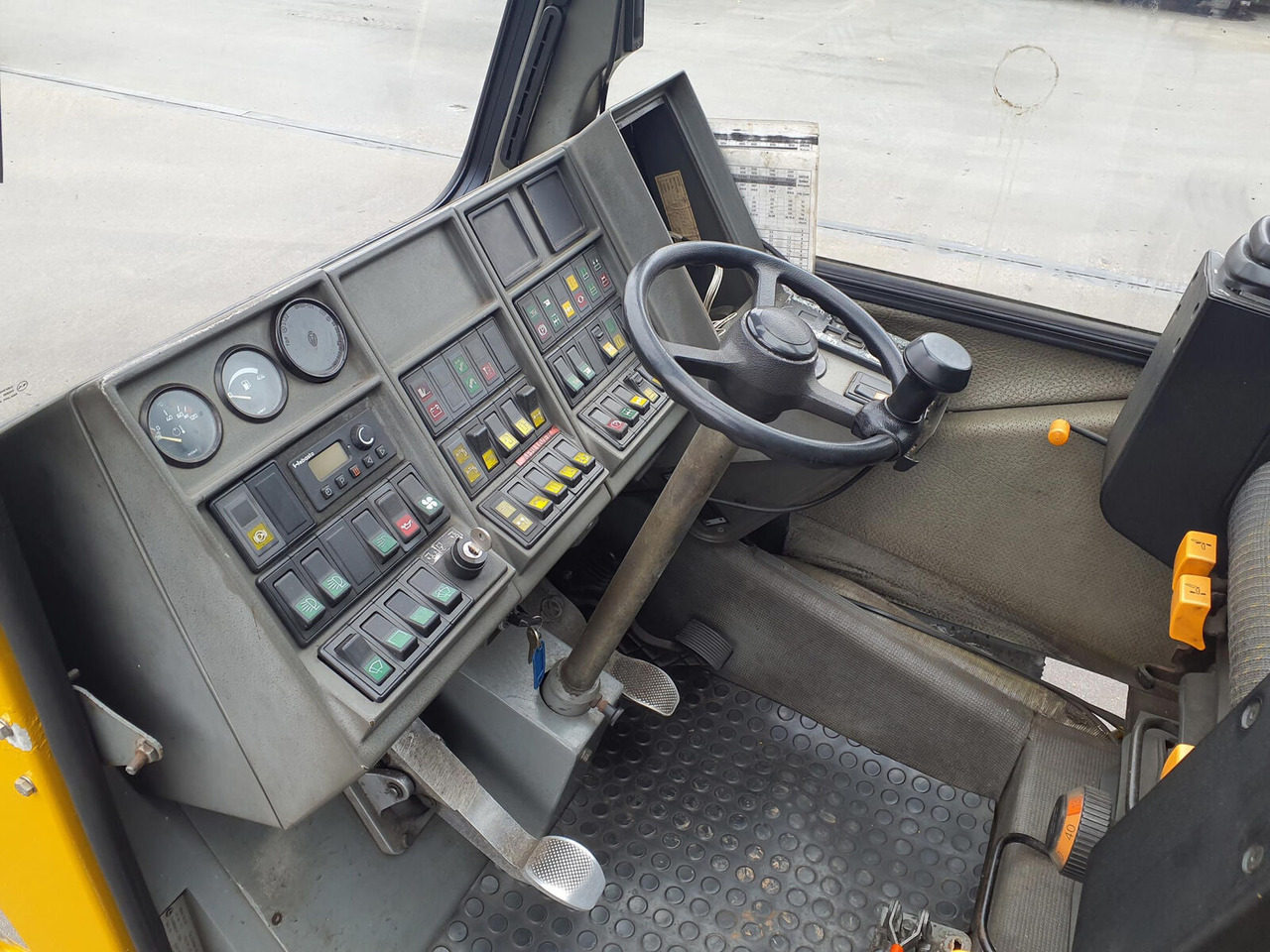 Cab for Mobile crane Grove GMK 3050 operators cab: picture 7