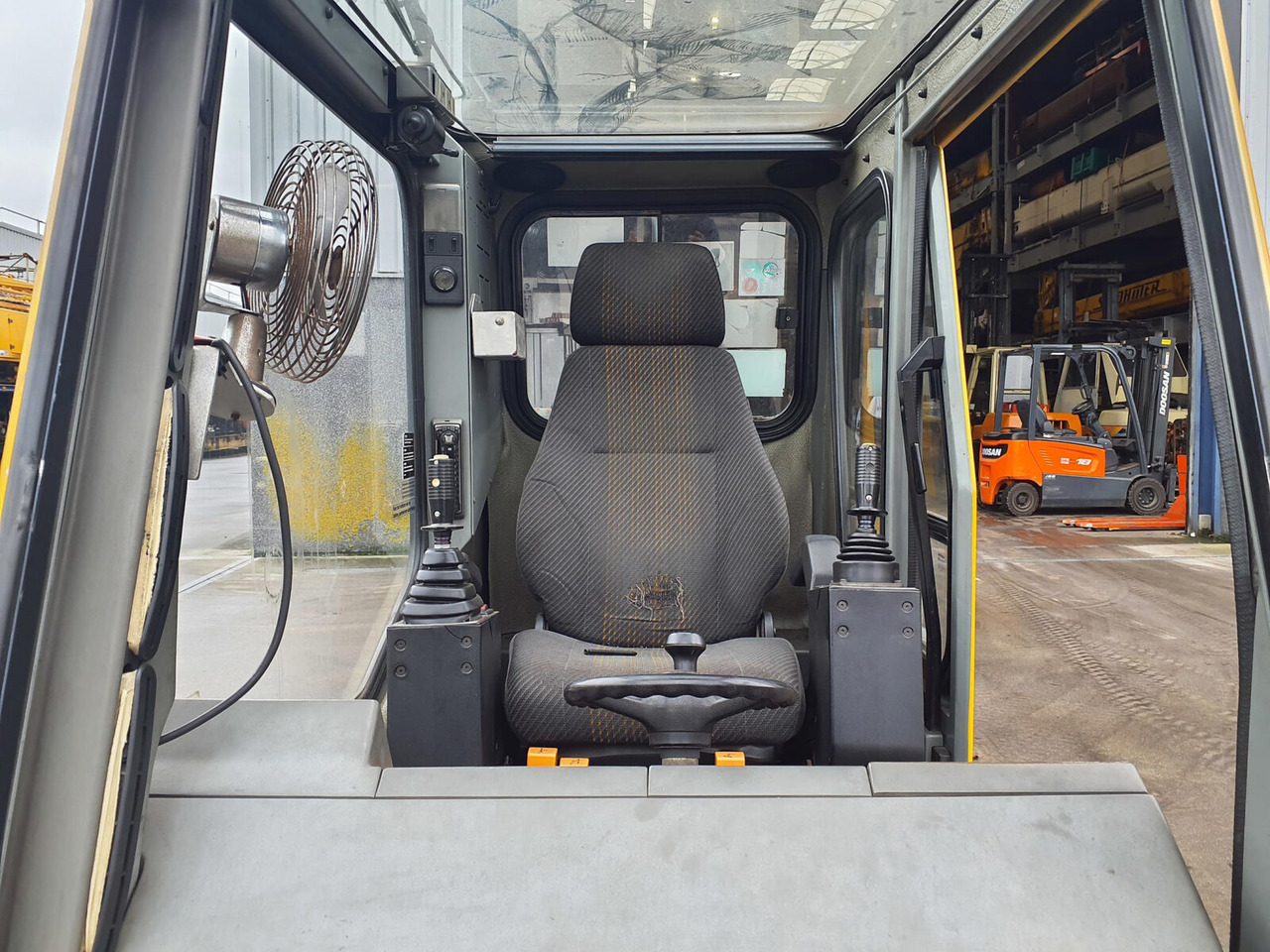 Cab for Mobile crane Grove GMK 3050 operators cab: picture 9