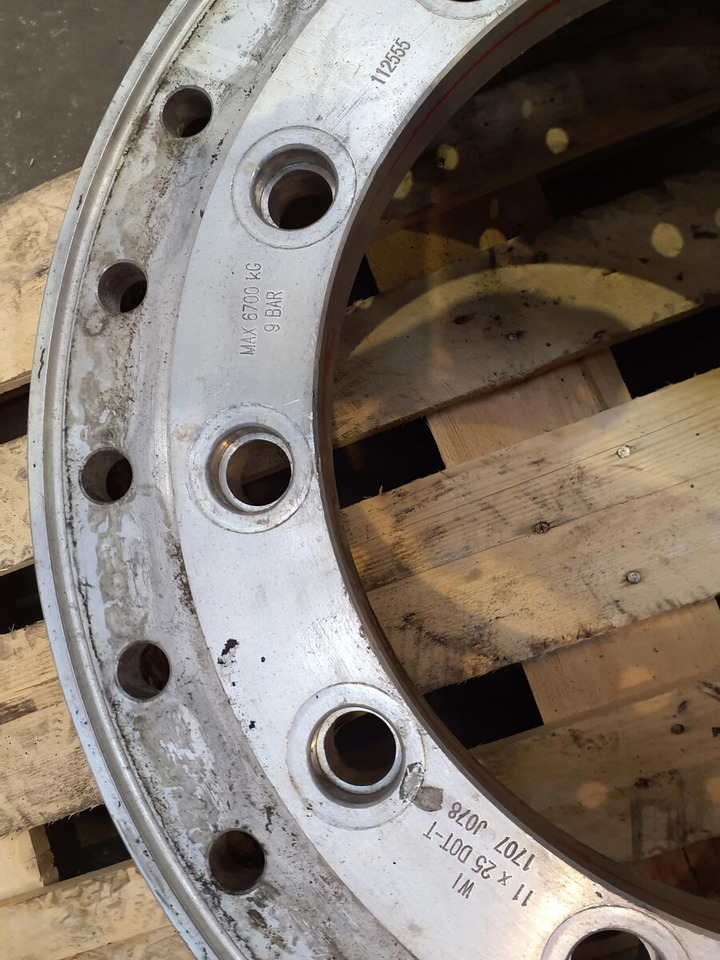 Grove Rear ring 445/95R25 12 8.8 2p Alu - Rim for Crane: picture 5 Grove Rear ring 445/95R25 12 8.8 2p Alu - Rim for Crane: picture 5