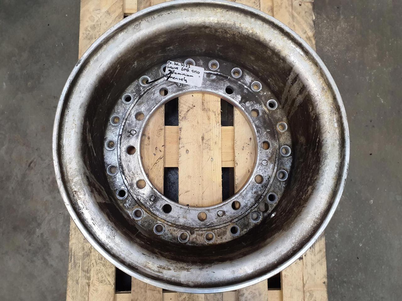 Grove Rear ring 445/95R25 12 8.8 2p Alu - Rim for Crane: picture 2 Grove Rear ring 445/95R25 12 8.8 2p Alu - Rim for Crane: picture 2