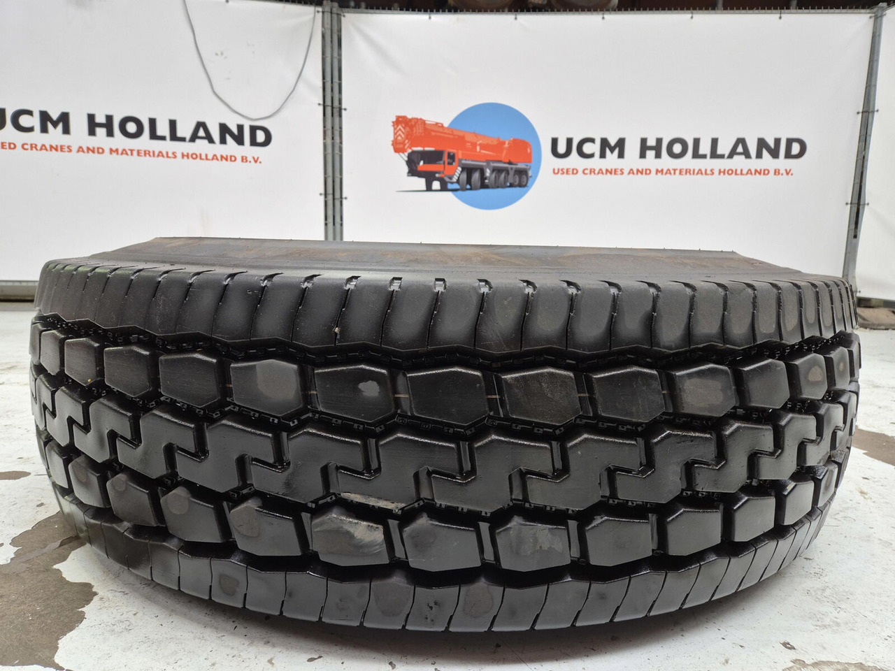 Grove Wheel 445/95R25 10 13 3p - Wheel and tire package for Crane: picture 3 Grove Wheel 445/95R25 10 13 3p - Wheel and tire package for Crane: picture 3