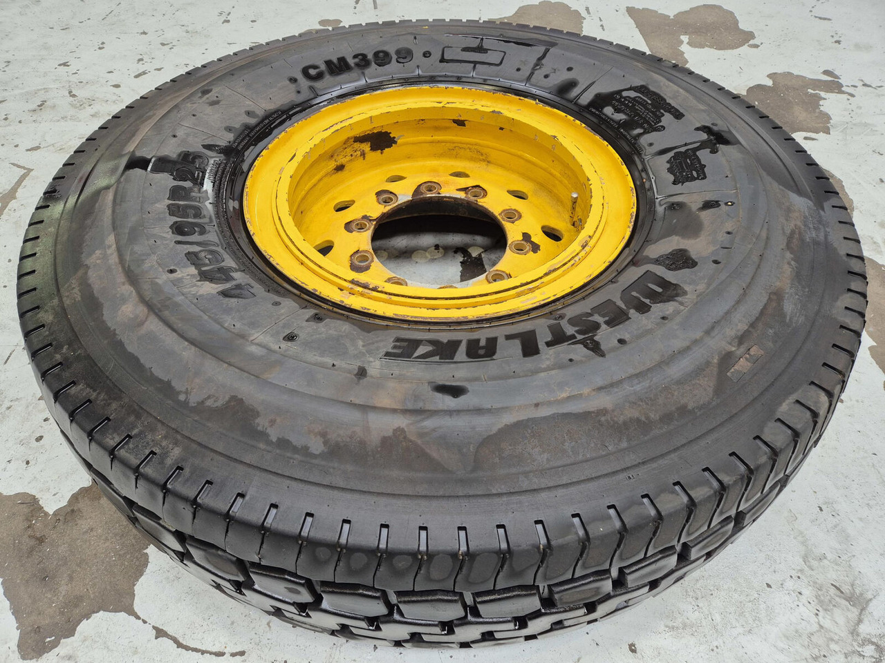 Grove Wheel 445/95R25 10 13 3p - Wheel and tire package for Crane: picture 1 Grove Wheel 445/95R25 10 13 3p - Wheel and tire package for Crane: picture 1