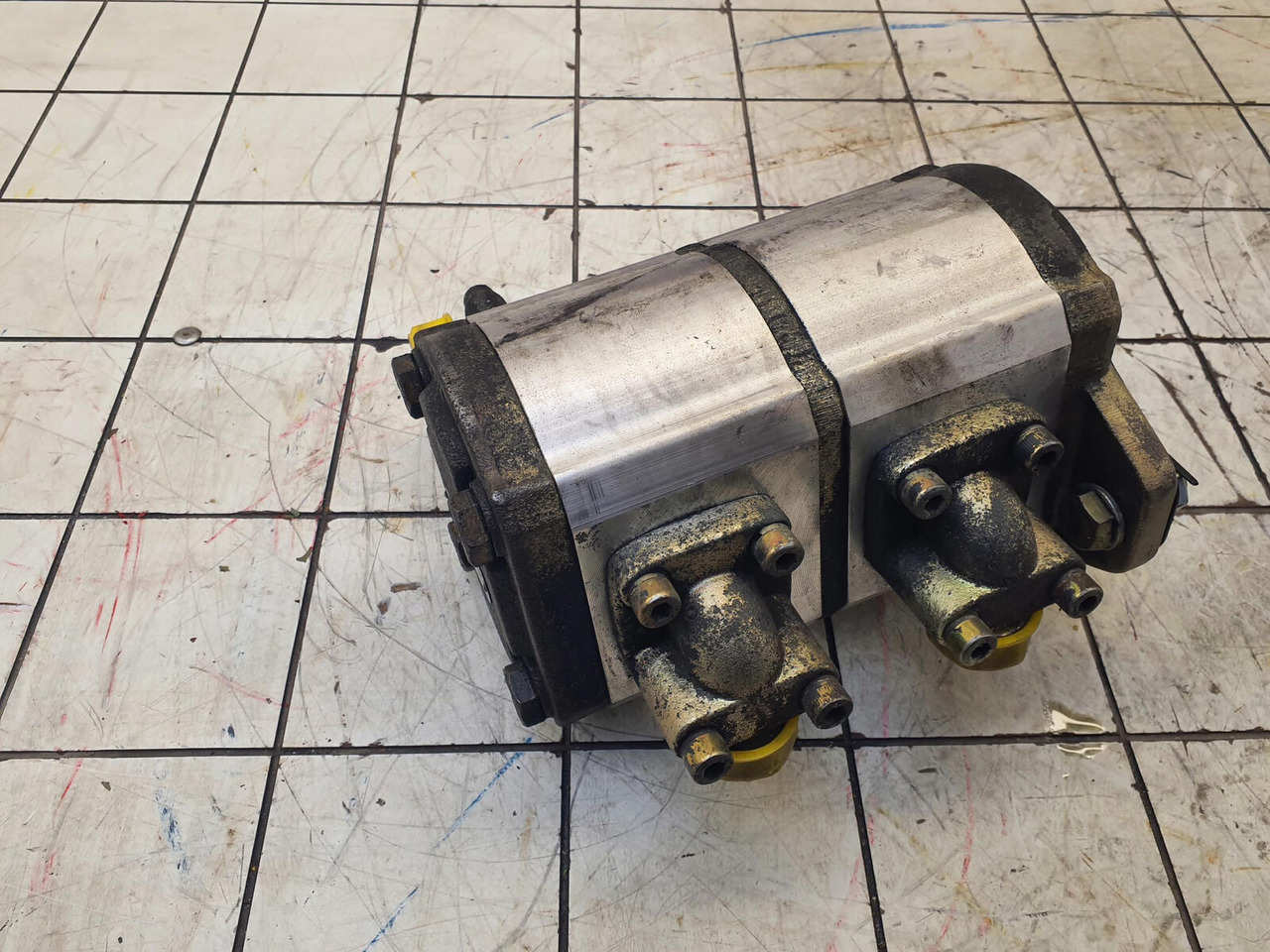 Liebherr LTM 1045-3.1 dual gear pump - Hydraulic pump for Mobile crane: picture 1 Liebherr LTM 1045-3.1 dual gear pump - Hydraulic pump for Mobile crane: picture 1