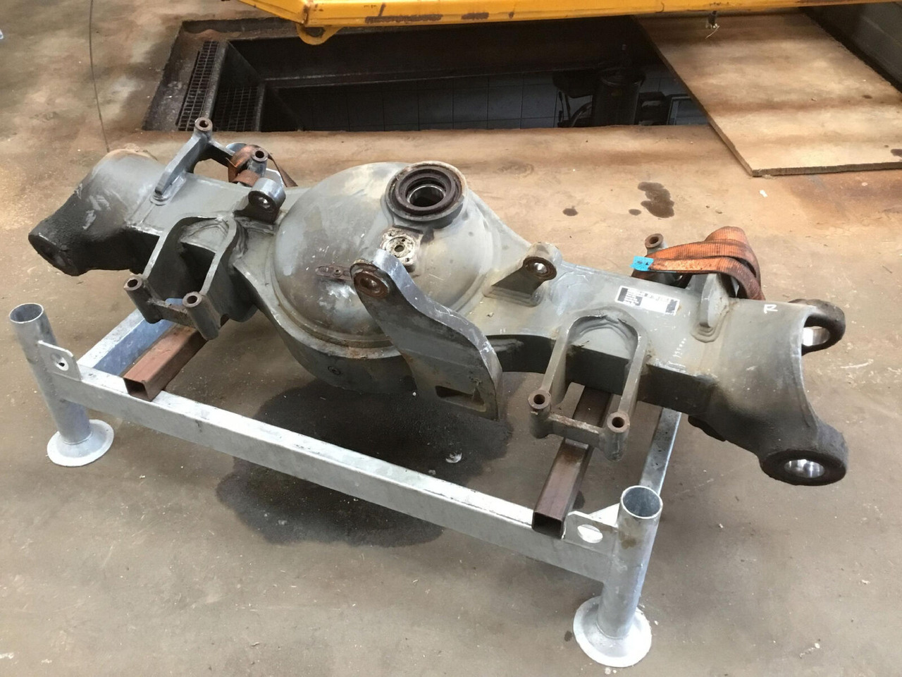 Liebherr LTM 1055-3.2 axle housing axle 2 - Axle and parts for Mobile crane: picture 1 Liebherr LTM 1055-3.2 axle housing axle 2 - Axle and parts for Mobile crane: picture 1