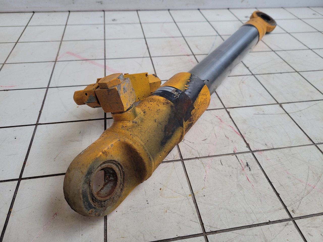 Liebherr LTM 1300 cabin hydro cylinder - Hydraulic cylinder for Crane: picture 1 Liebherr LTM 1300 cabin hydro cylinder - Hydraulic cylinder for Crane: picture 1