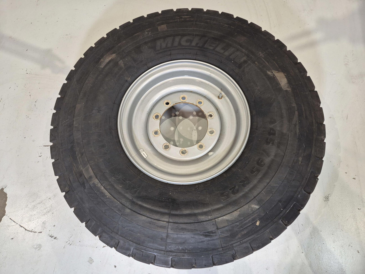 Liebherr Wheel 445/95R25 10 12 1p - Wheel and tire package for Crane: picture 2 Liebherr Wheel 445/95R25 10 12 1p - Wheel and tire package for Crane: picture 2