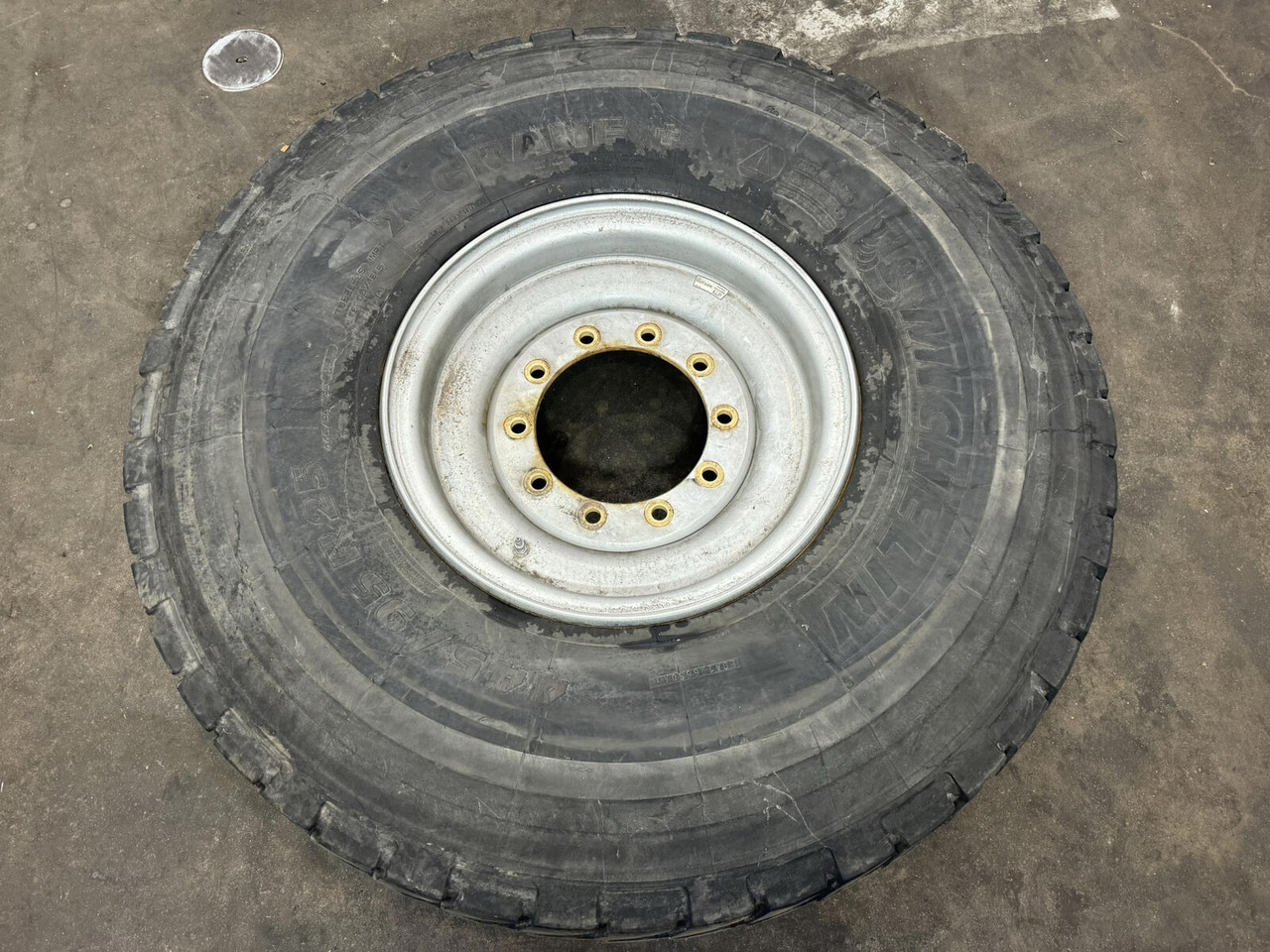 Liebherr Wheel 445/95R25 10 12.3 1p - Wheel and tire package for Crane: picture 1 Liebherr Wheel 445/95R25 10 12.3 1p - Wheel and tire package for Crane: picture 1