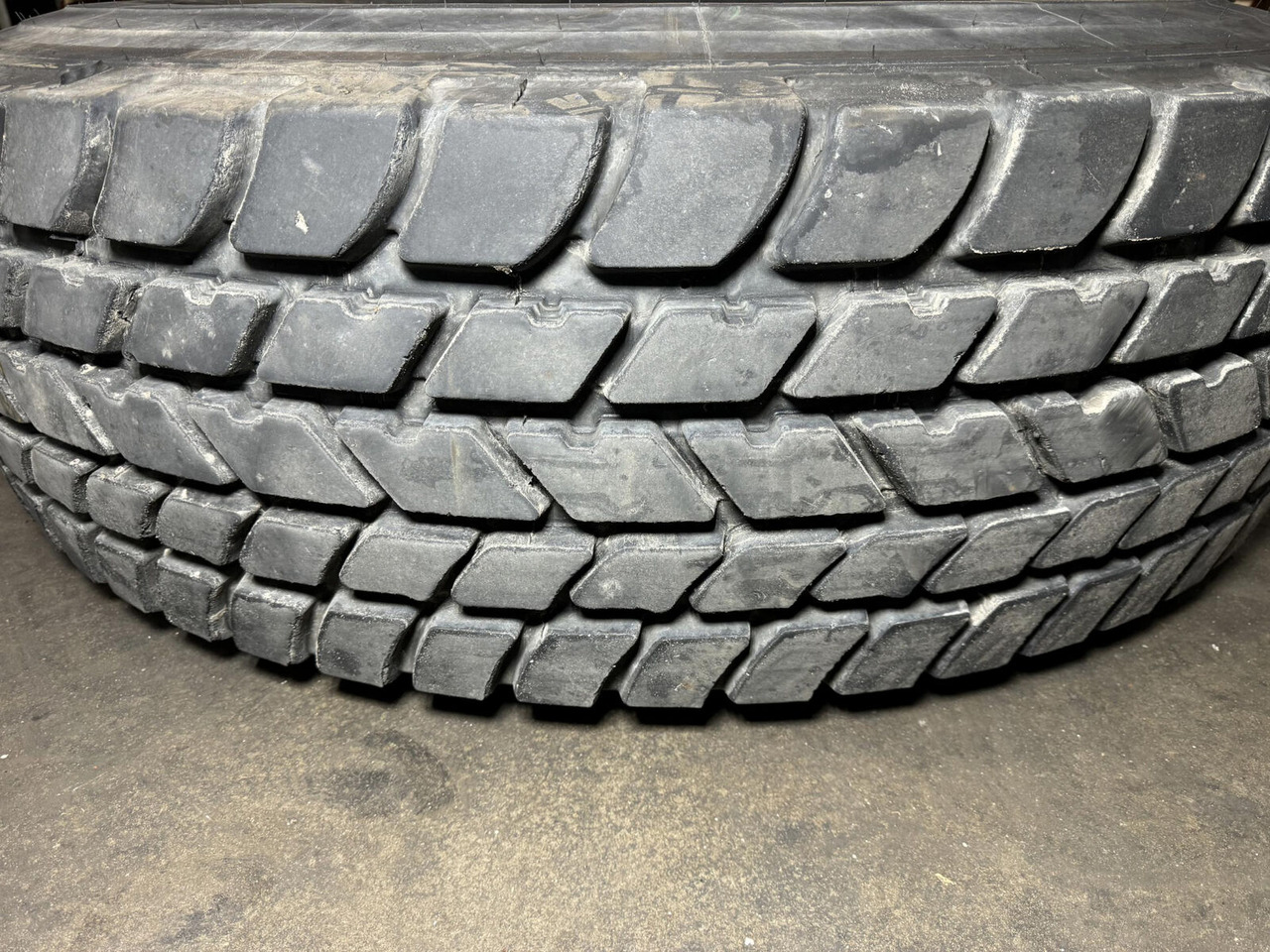 Liebherr Wheel 445/95R25 10 12.3 1p - Wheel and tire package for Crane: picture 3 Liebherr Wheel 445/95R25 10 12.3 1p - Wheel and tire package for Crane: picture 3
