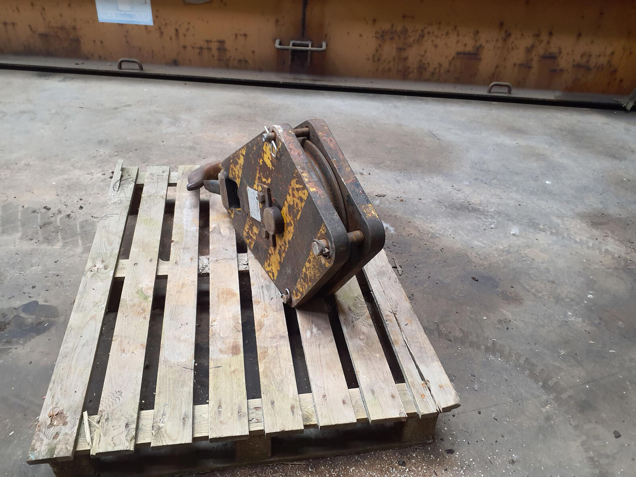 Hookblock 14mm 1 sheave 15 Ton - Spare parts for Crane: picture 3 Hookblock 14mm 1 sheave 15 Ton - Spare parts for Crane: picture 3