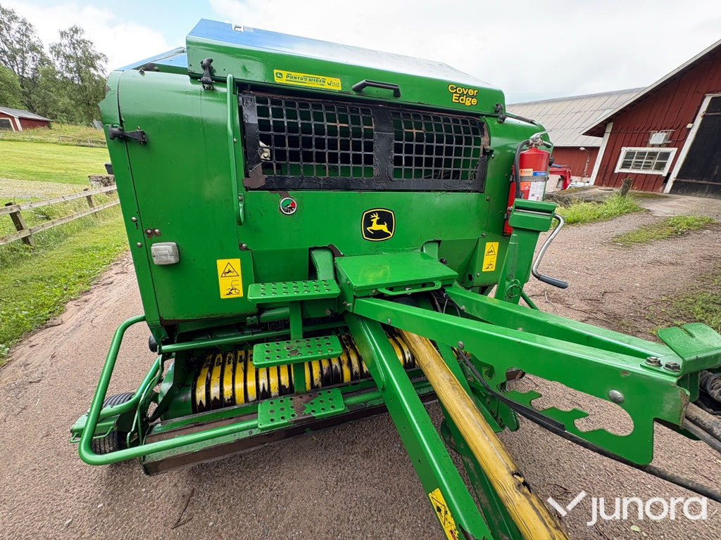 Balspress John Deere 678 - Round baler, Bale wrapper: picture 2 Balspress John Deere 678 - Round baler, Bale wrapper: picture 2