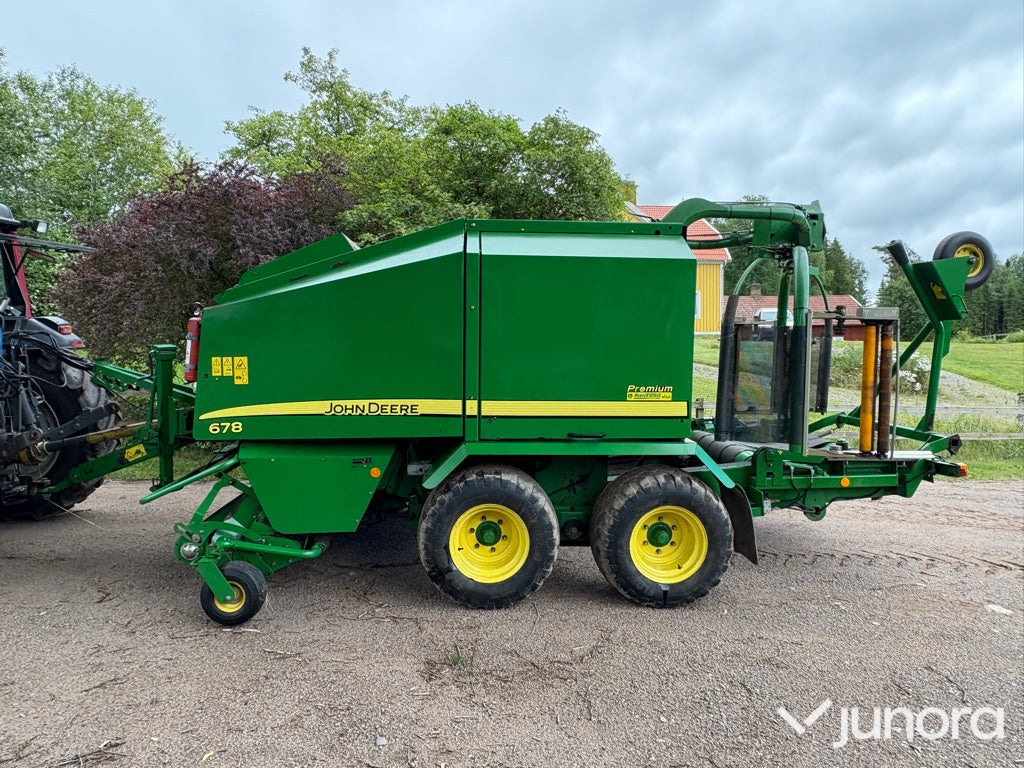 Balspress John Deere 678 - Round baler, Bale wrapper: picture 1 Balspress John Deere 678 - Round baler, Bale wrapper: picture 1