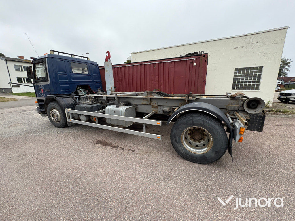 Lastbil - Scania, P82 M 4X2 50 - Hook lift truck: picture 1 Lastbil - Scania, P82 M 4X2 50 - Hook lift truck: picture 1