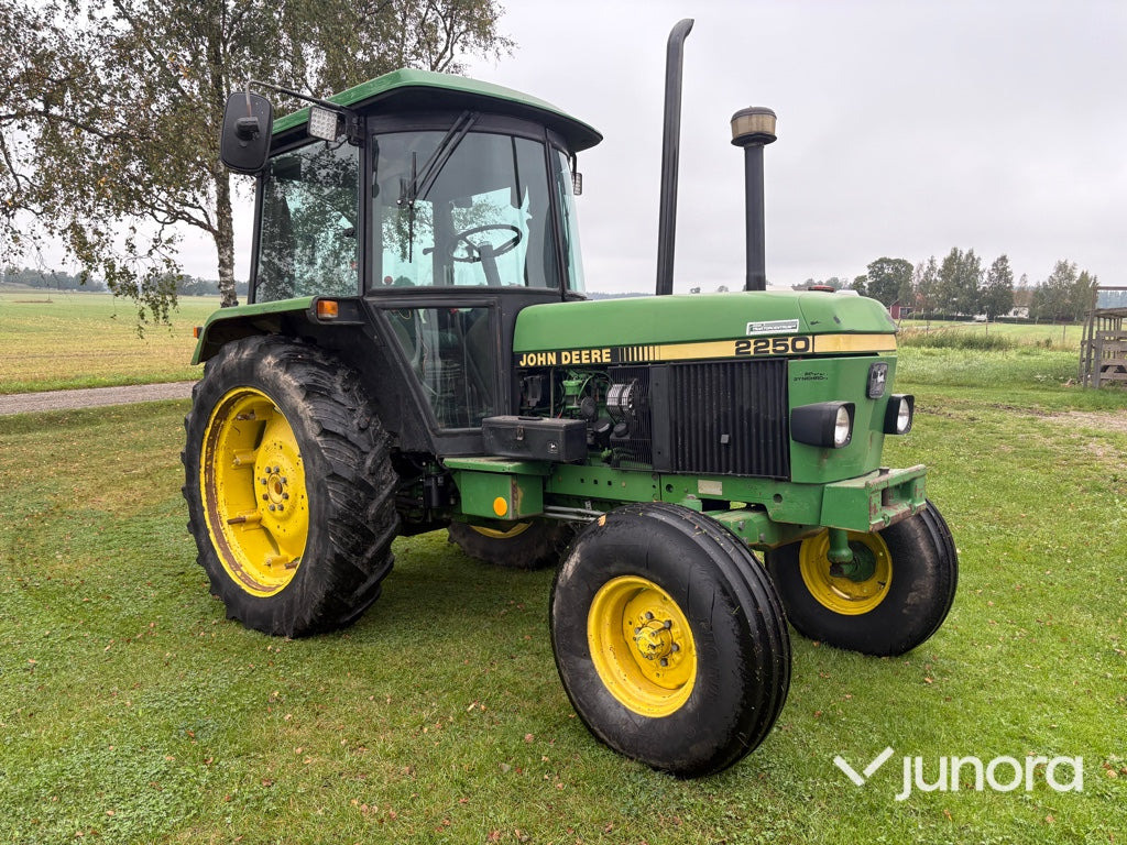 Traktor John Deere 2250 - Farm tractor: picture 3 Traktor John Deere 2250 - Farm tractor: picture 3