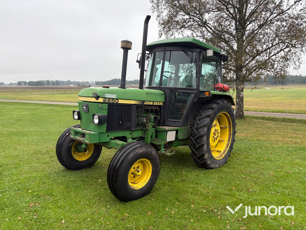 Traktor John Deere 2250 - Farm tractor: picture 1 Traktor John Deere 2250 - Farm tractor: picture 1