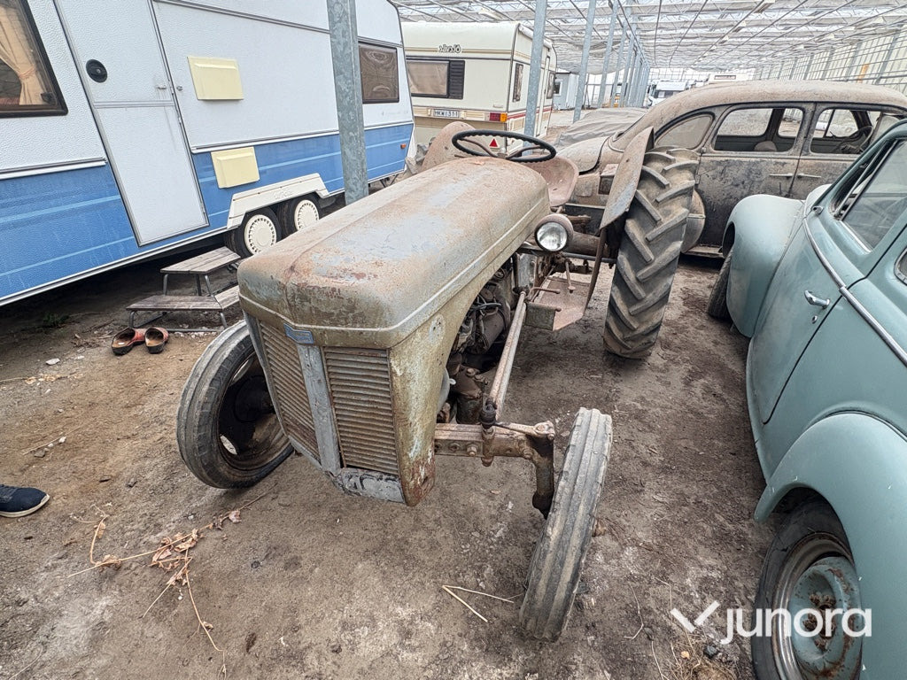 Traktor - Massey Ferguson, Grolle - Farm tractor: picture 1 Traktor - Massey Ferguson, Grolle - Farm tractor: picture 1