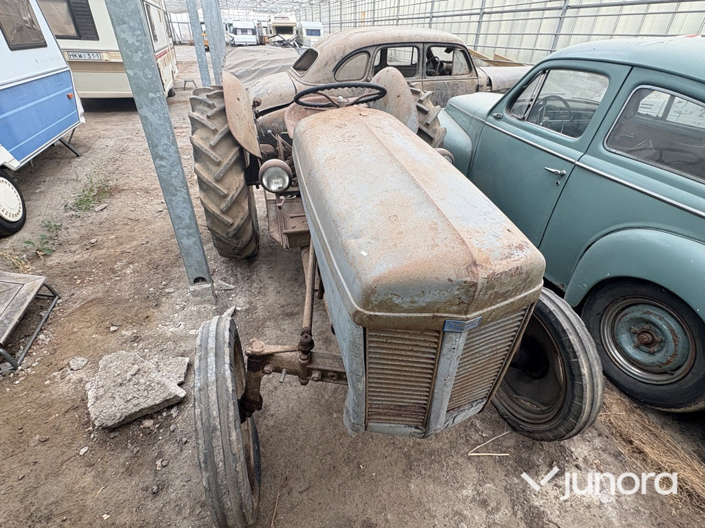 Traktor - Massey Ferguson, Grolle - Farm tractor: picture 3 Traktor - Massey Ferguson, Grolle - Farm tractor: picture 3