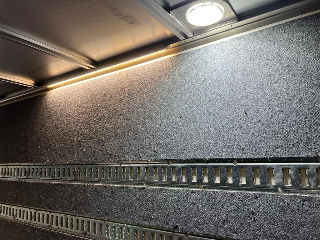 Fruehauf 11,0 mtr boks - lodretstående -lift - Closed box semi-trailer: picture 4 Fruehauf 11,0 mtr boks - lodretstående -lift - Closed box semi-trailer: picture 4