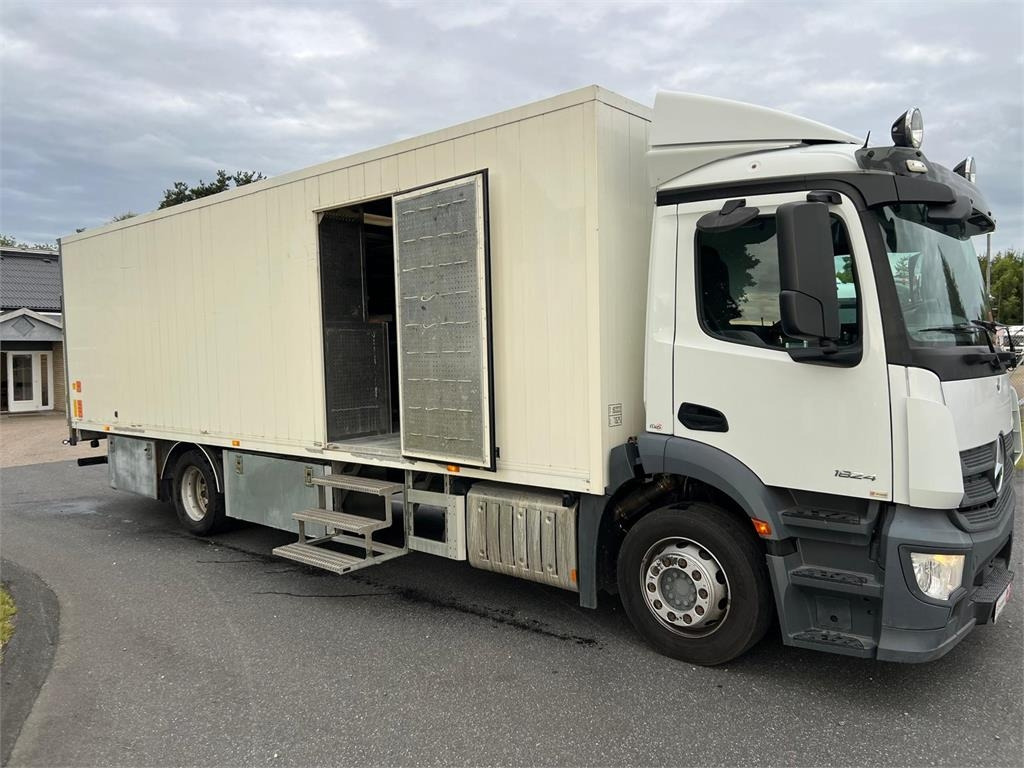 Mercedes-Benz Antos 1824 LnR  - Box truck: picture 5 Mercedes-Benz Antos 1824 LnR  - Box truck: picture 5