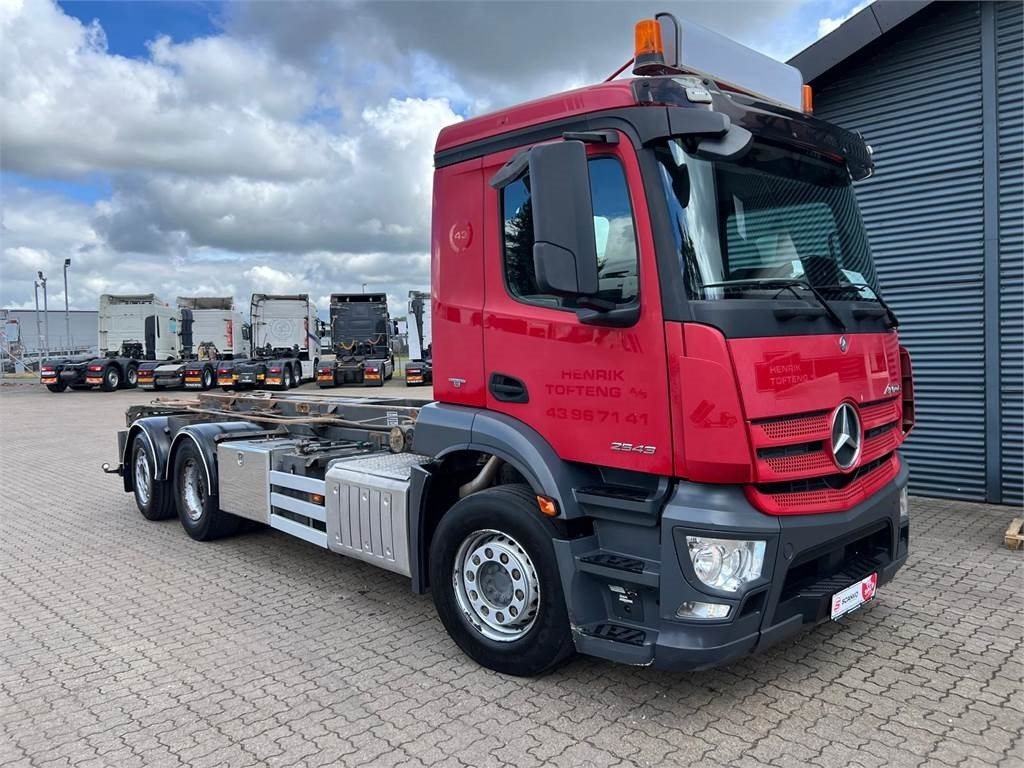 Mercedes-Benz Antos 2543 - Skip loader truck: picture 2 Mercedes-Benz Antos 2543 - Skip loader truck: picture 2