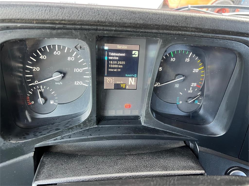 Mercedes-Benz Antos 2546 - Hiab 192 E kran  - Skip loader truck: picture 5 Mercedes-Benz Antos 2546 - Hiab 192 E kran  - Skip loader truck: picture 5