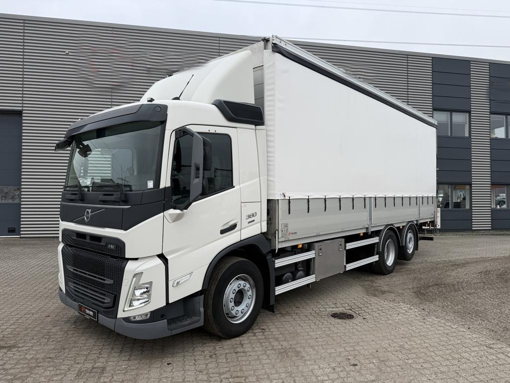 Volvo FM380 - Curtainsider truck: picture 2 Volvo FM380 - Curtainsider truck: picture 2