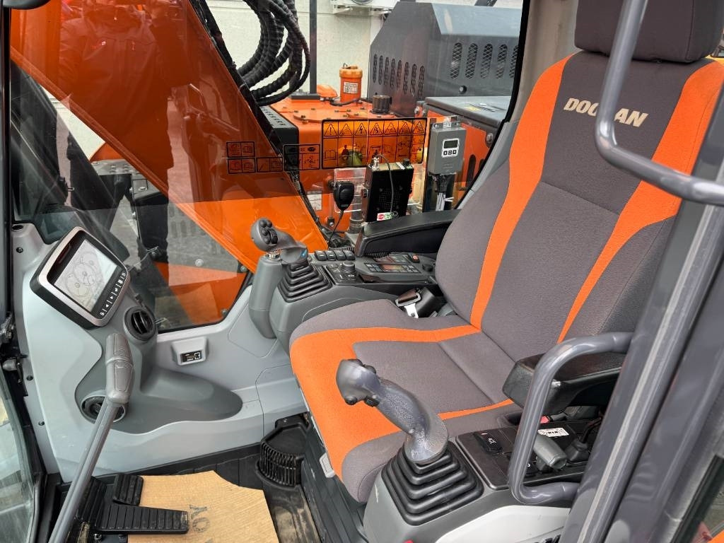 Crawler excavator Doosan DX 140 LCR-5 Pyörittäjällä: picture 11