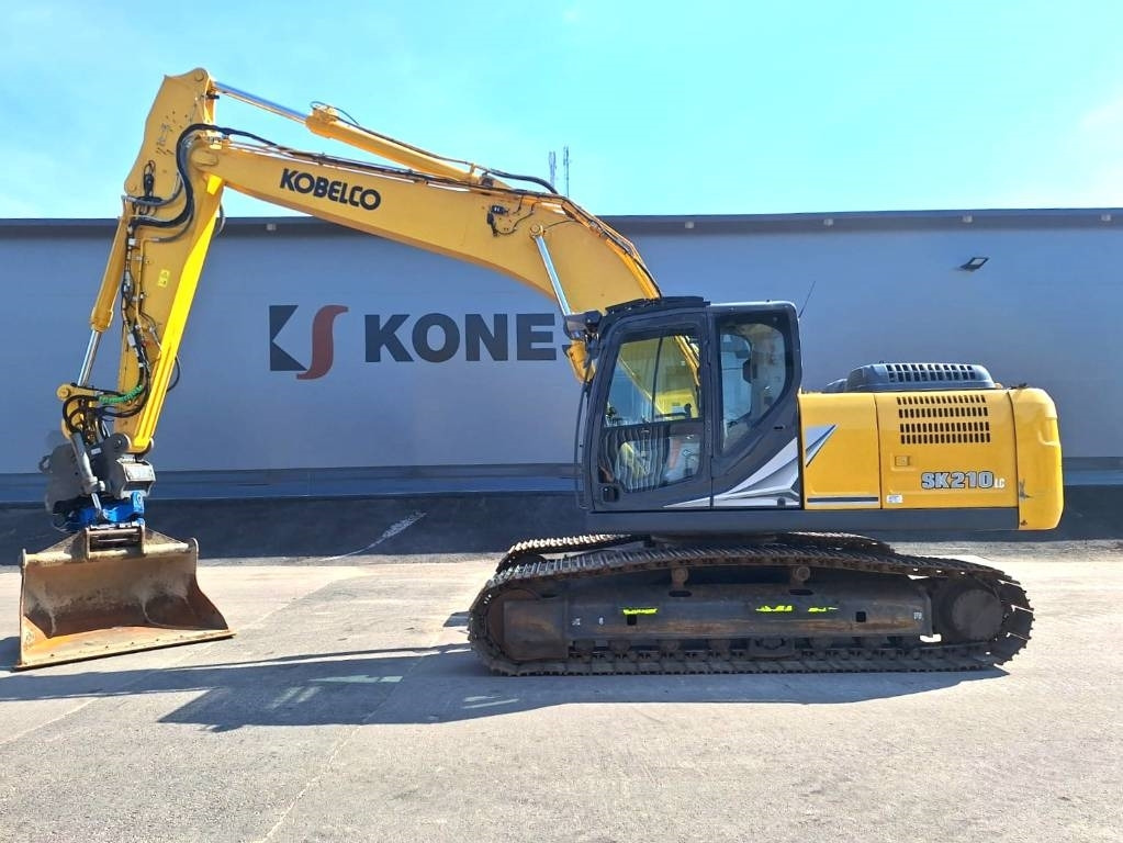 Kobelco SK210LC-11 PYÖRITTÄJÄLLÄ  - Crawler excavator: picture 1 Kobelco SK210LC-11 PYÖRITTÄJÄLLÄ  - Crawler excavator: picture 1